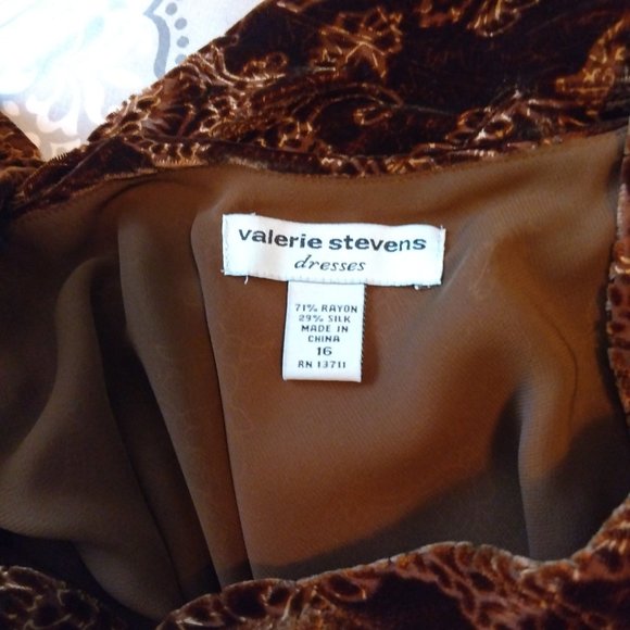 Valerie Stevens Gown size 16 - Picture 7 of 8
